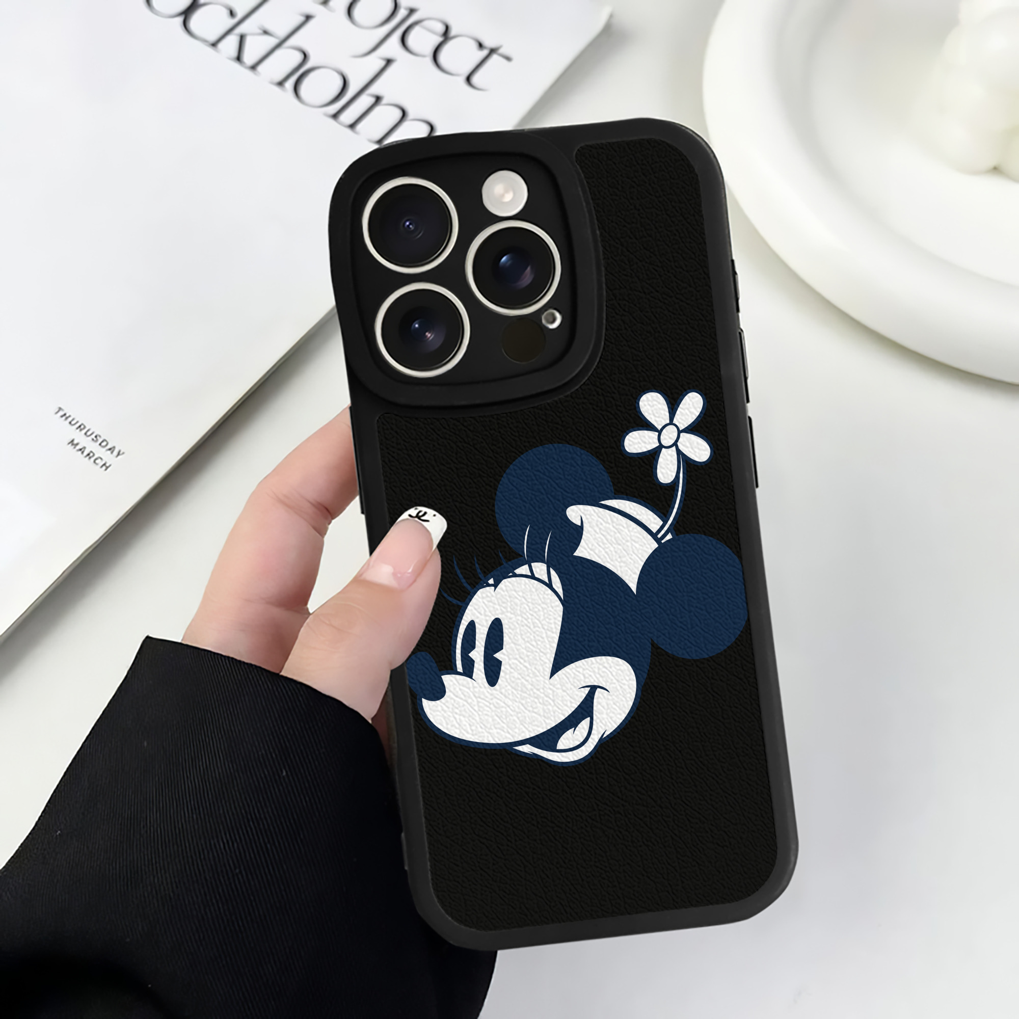 （画像用） ミッキーマウス Mickey Mouse 【iPhone 16シリーズ対応】シリコンスマホケース（レザー調） 材質：シリコン